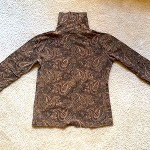 This item has a unique natural color and pattern.